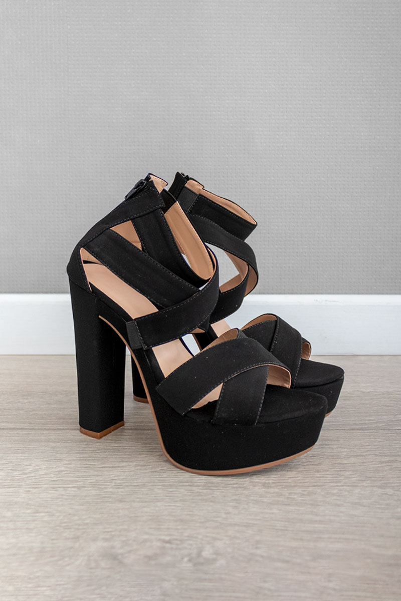Tacones Cruzados Con Cierre Negro Petunia