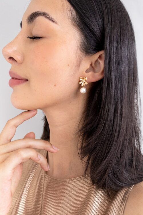 Aretes Flor Dorada Con Perla Colgante