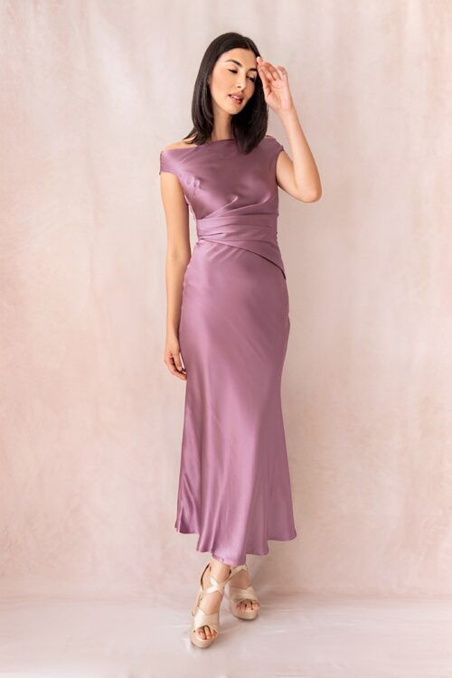 Vestido Satin Escote Asimetrico Mora