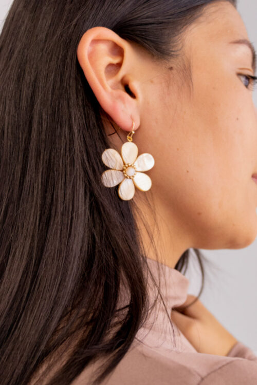 Aretes Flor Tonos Marfil