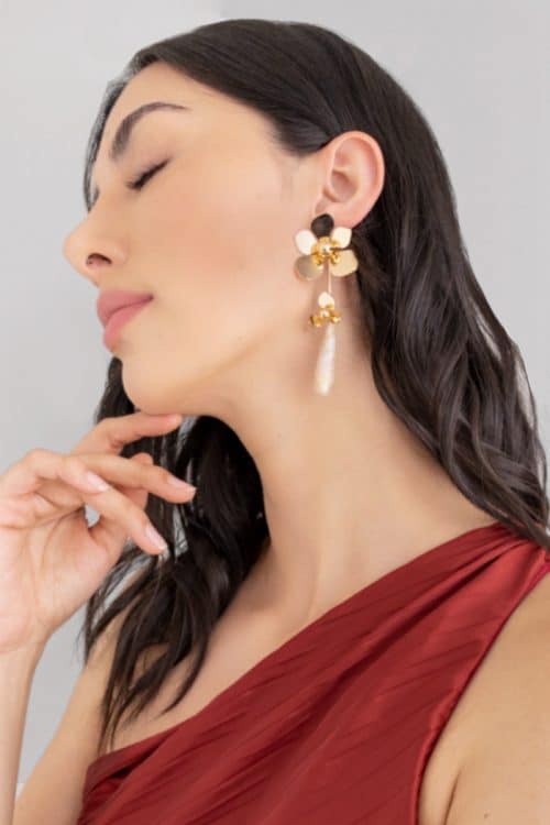 Aretes Largos Flor Dorada con Dije Marfil