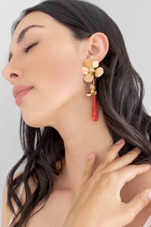 Aretes Largos Flor Dorada con Dije Vino