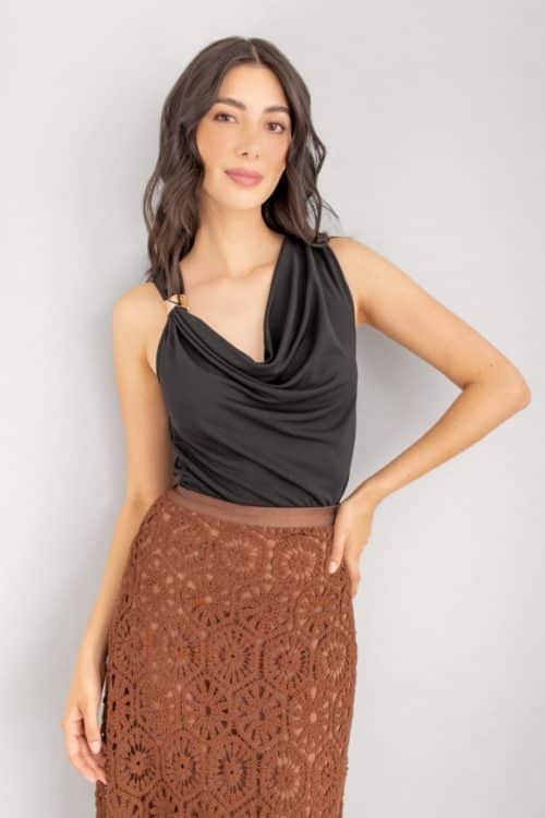 Blusa Escote Drapeado con Aplique Negra